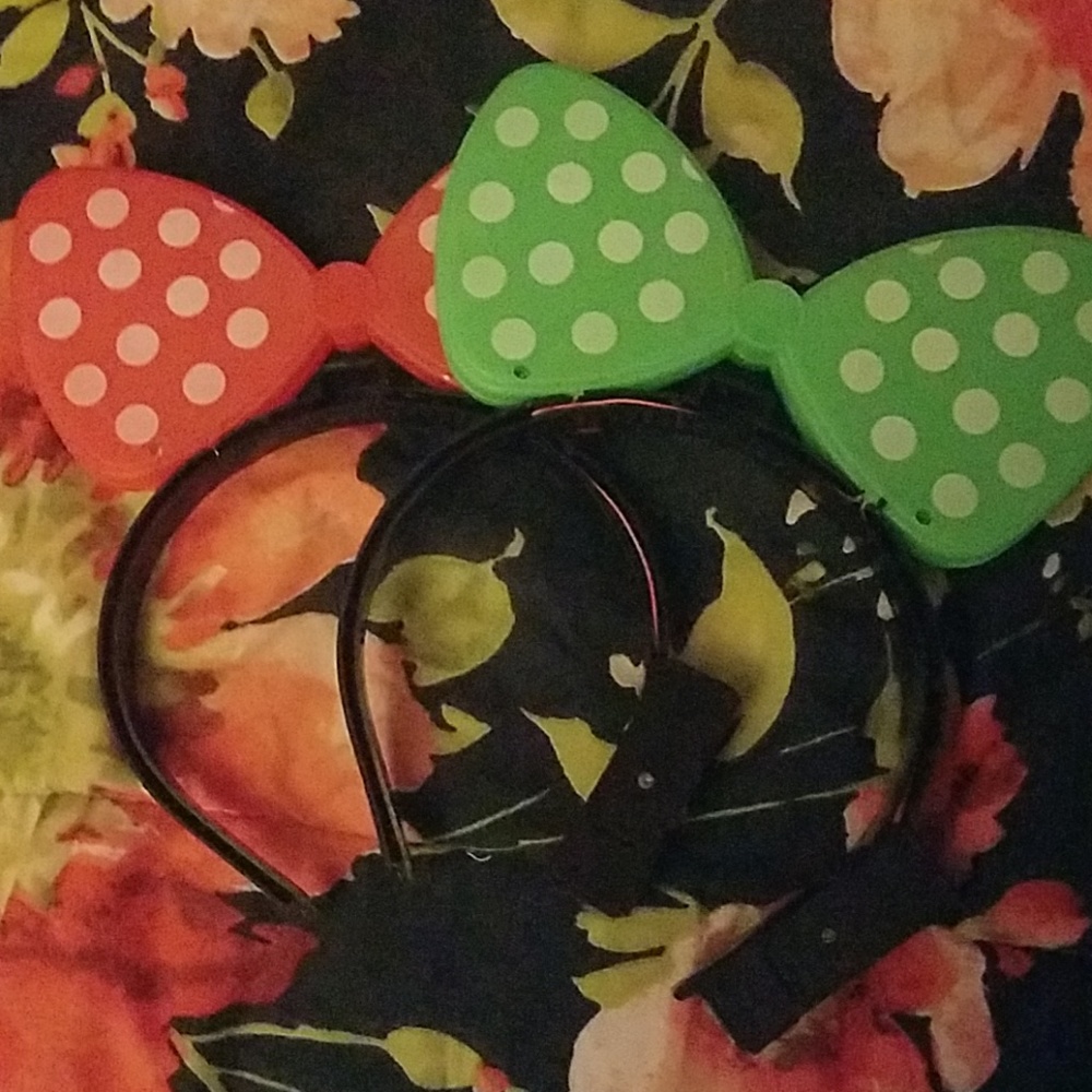 Light Up Bows - Picture 2 of 2